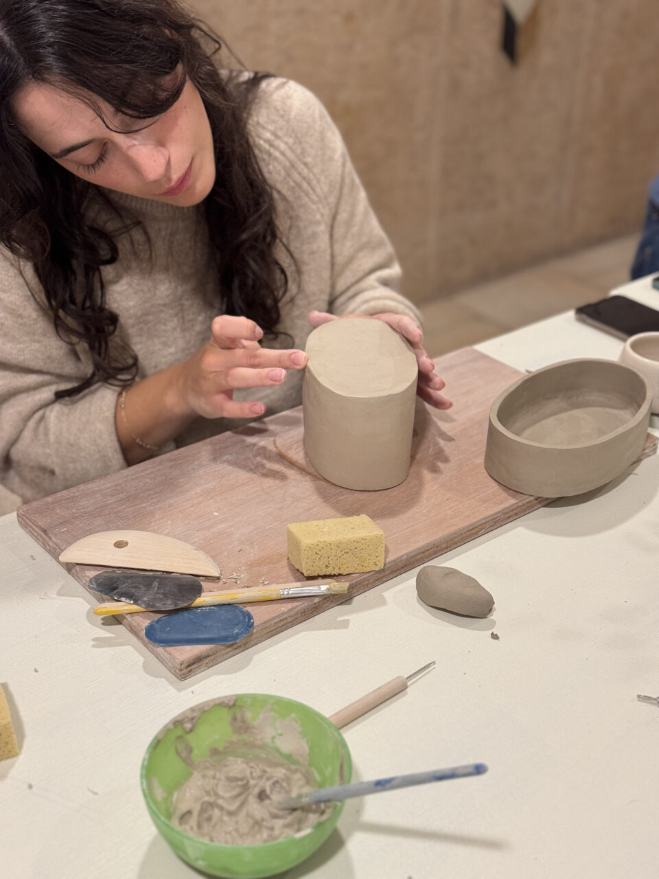 tecnica della lastra affrontata durante il corso base di ceramica sulle tecniche di modellato